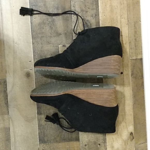 Shoes - Picture 4 of 7